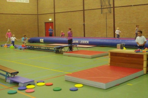 foto van gymzaal met allemaal turn- en sportmateriaal