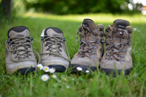 foto van 2 paar wandelschoenen in het gras