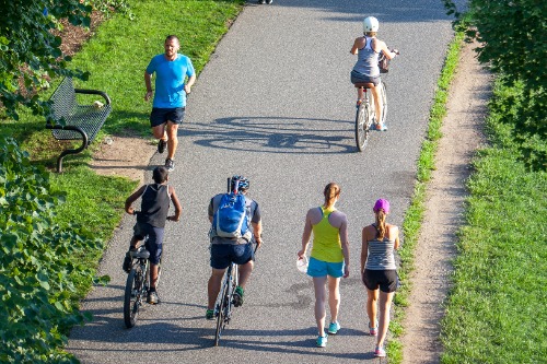 Wandelaars en fietsers in een park