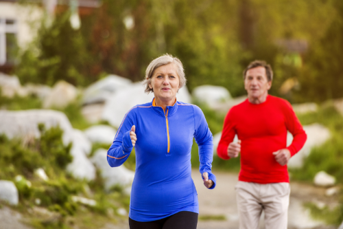 twee senioren aan het rennen 